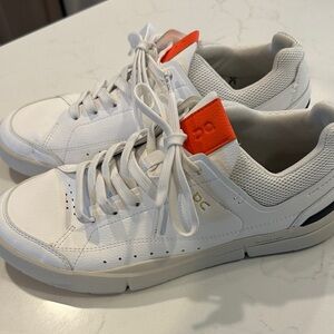 The Roger On Cloud tennis shoes